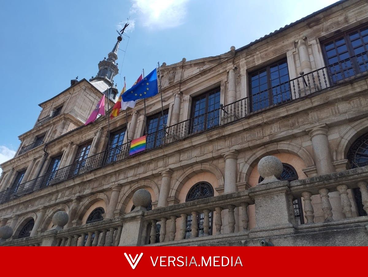 Una edil de Vox enciende la polémica y facilita la colocación de la bandera arcoíris en Toledo: “He adoptado un criterio democrático”