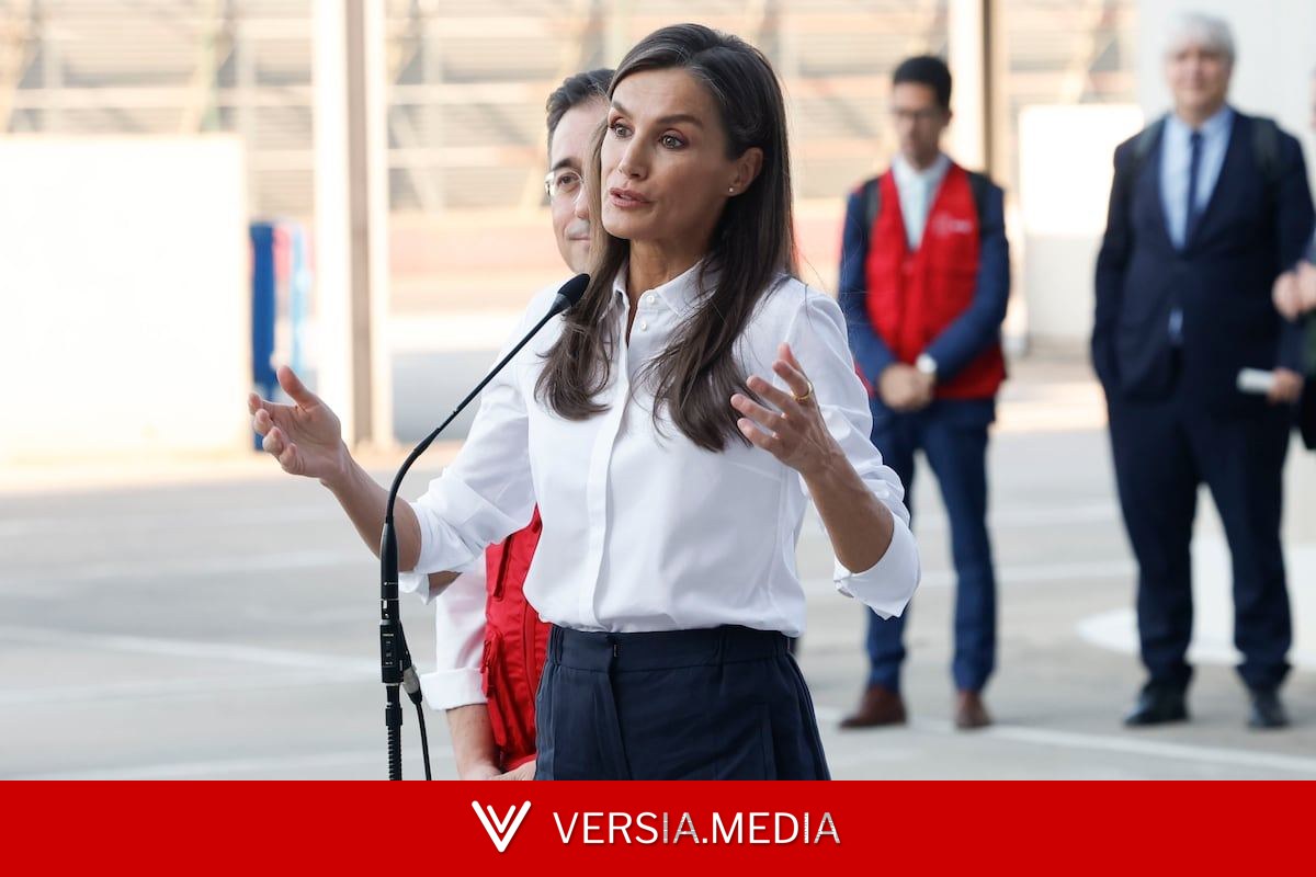 La reina Letizia despide a un equipo de médicos españoles que viaja a Venezuela para atender a las víctimas de los terremotos