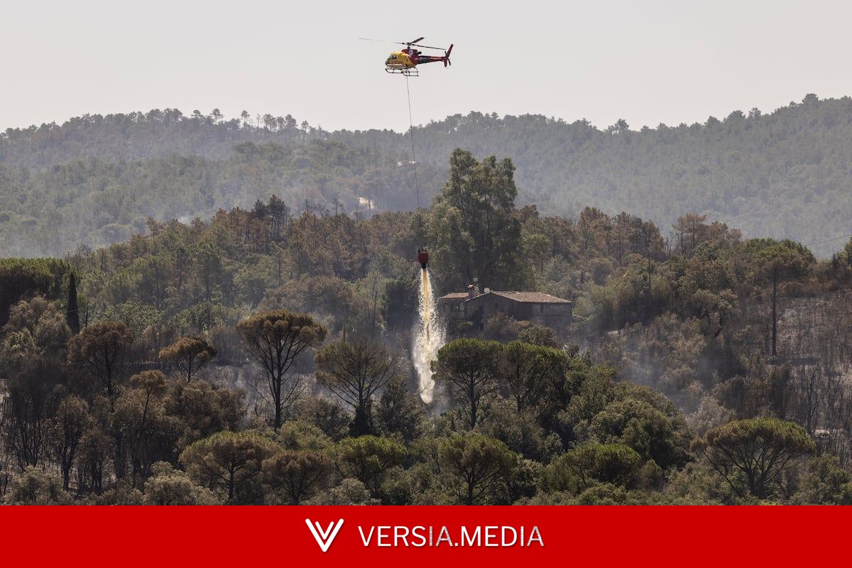Los bomberos, pendientes del calor y viento para dar por controlado el fuego de La Bisbal